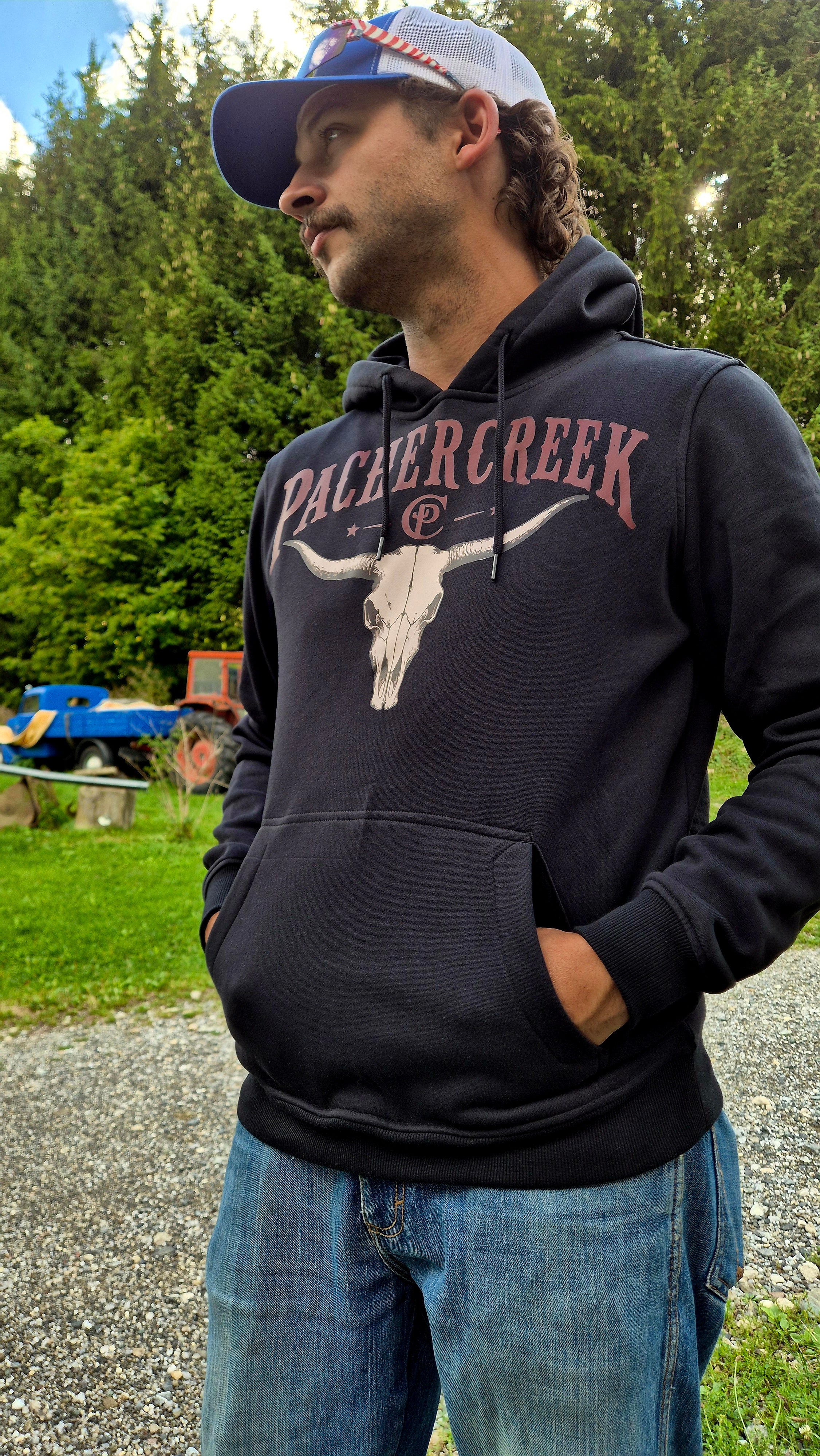 Skull Hoodie in Schwarz, getragen