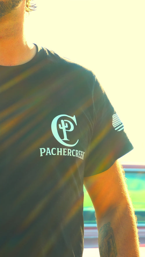 Pachercreek Logo auf der Brust und US-Flagge am Ärmel